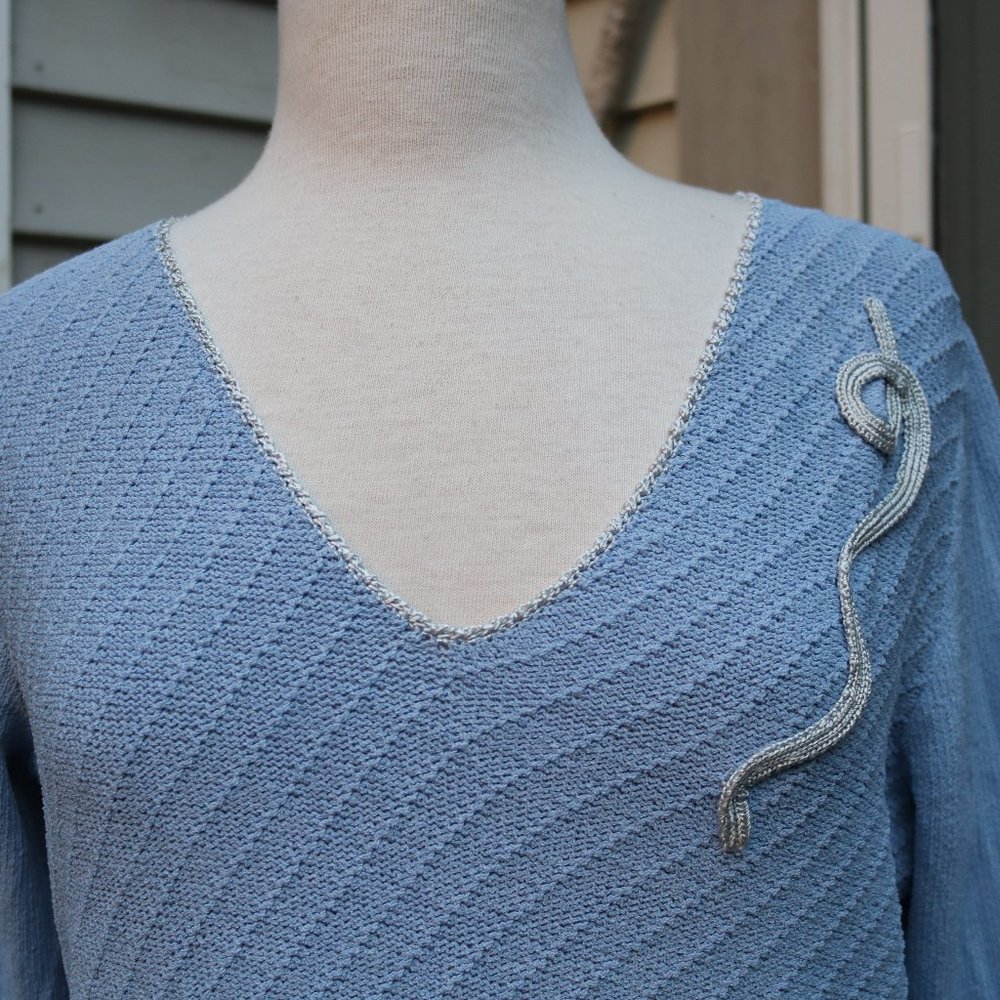 Anne Pedersen Light Blue Diagonal Ribbed V-Neck w Silver Shoulder Applique Sz XL - Picture 2 of 6